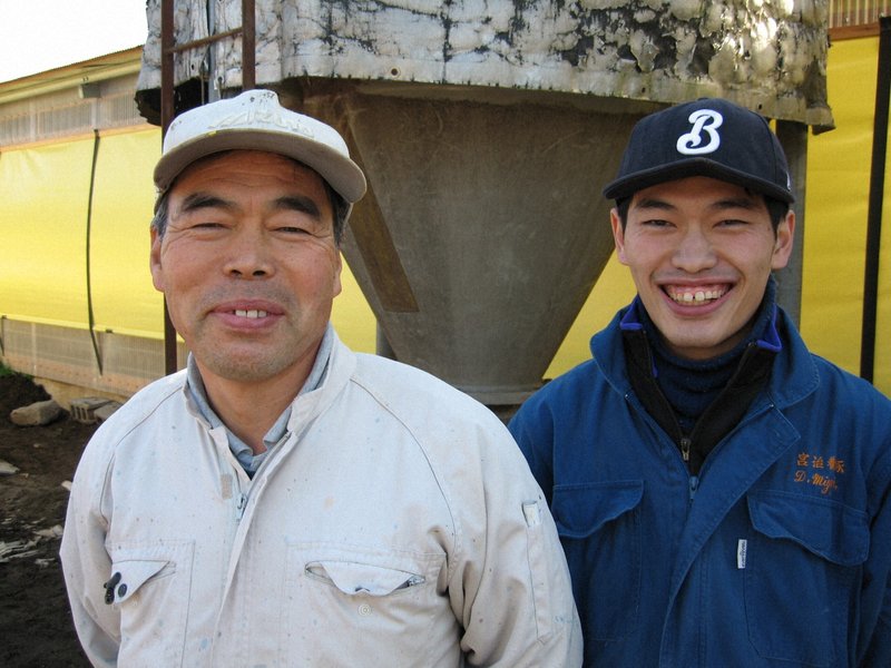 宮治勇輔さんの父昌義さん(左)と弟大輔さん=勇輔さん提供