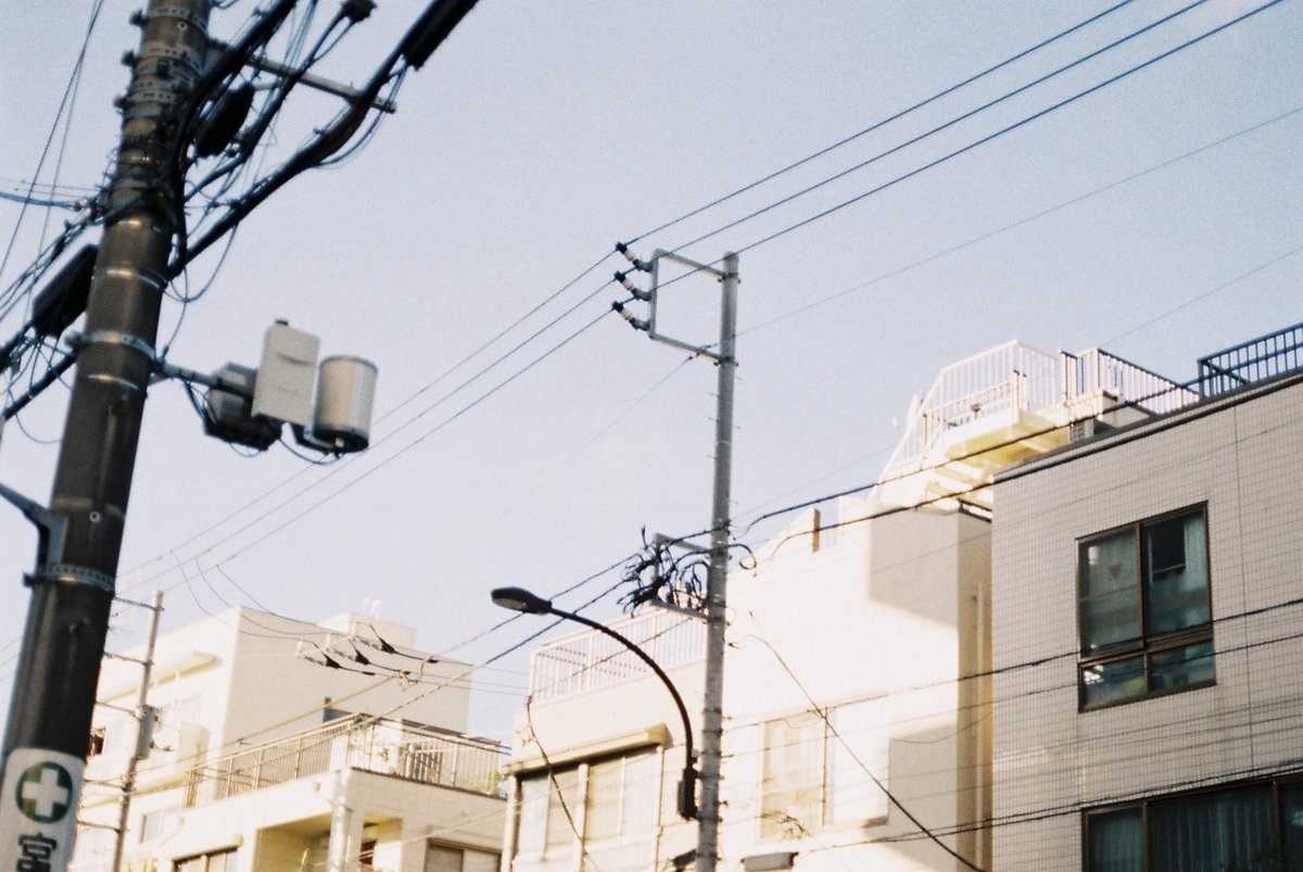 街の風景のフィルム写真。電信柱や建物が写っている。