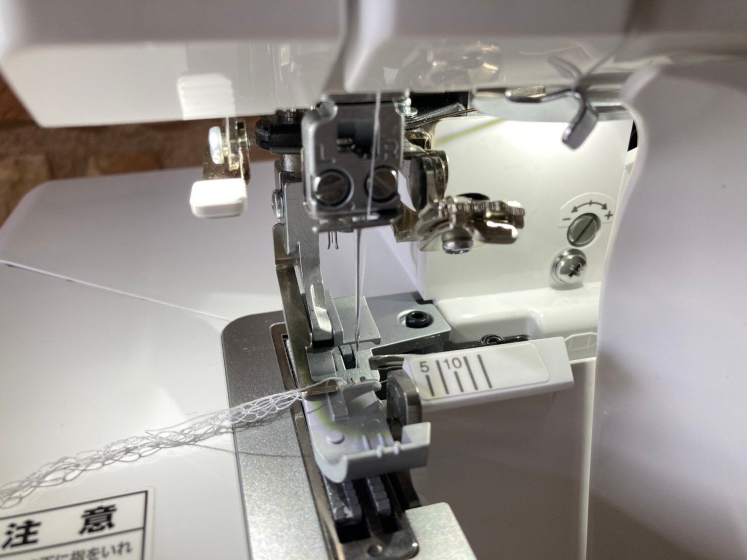 端処理 巻きロック仕上げ  ロックミシン仕上げ  三つ折り仕上げ 巻きロック処理 最適な設定は？巻きロックの縫い比べと糸処理の方法 - YouTube