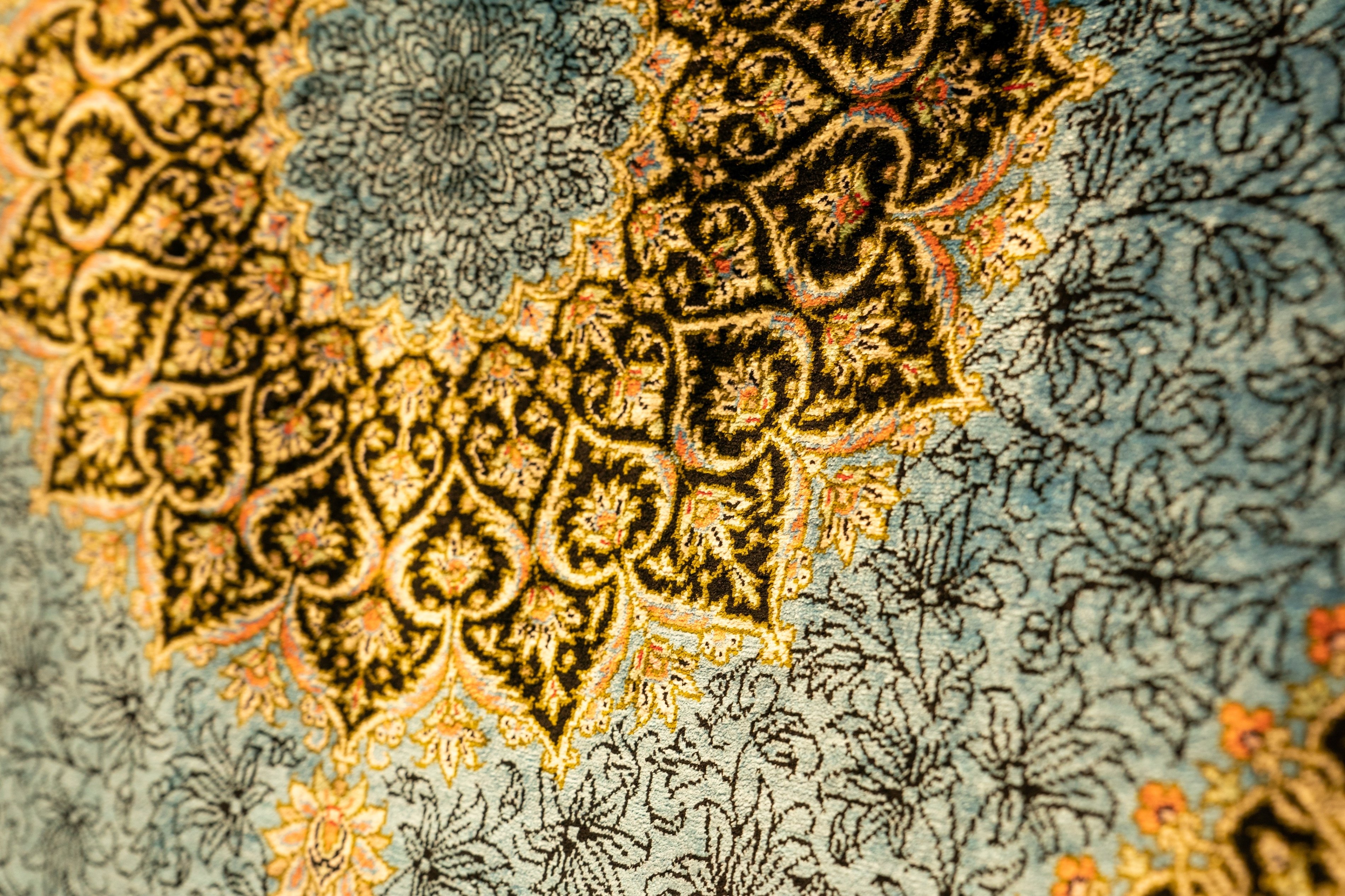 シルク絨毯とはそもそもなんだ？−素材の謎を知る−｜三方舎書斎gallery