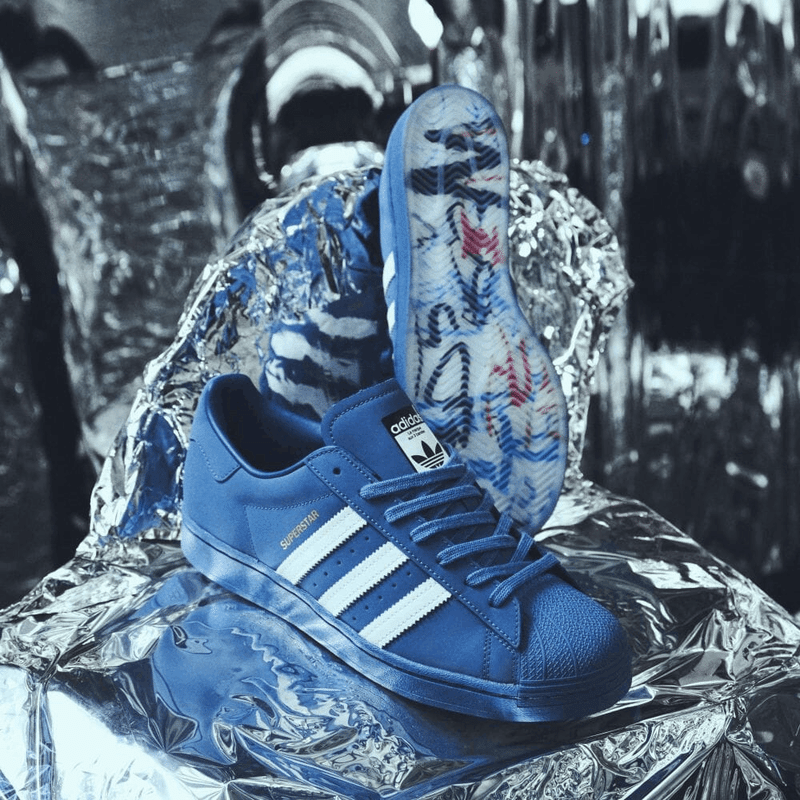 adidasのスニーカーになります。 - スニーカー