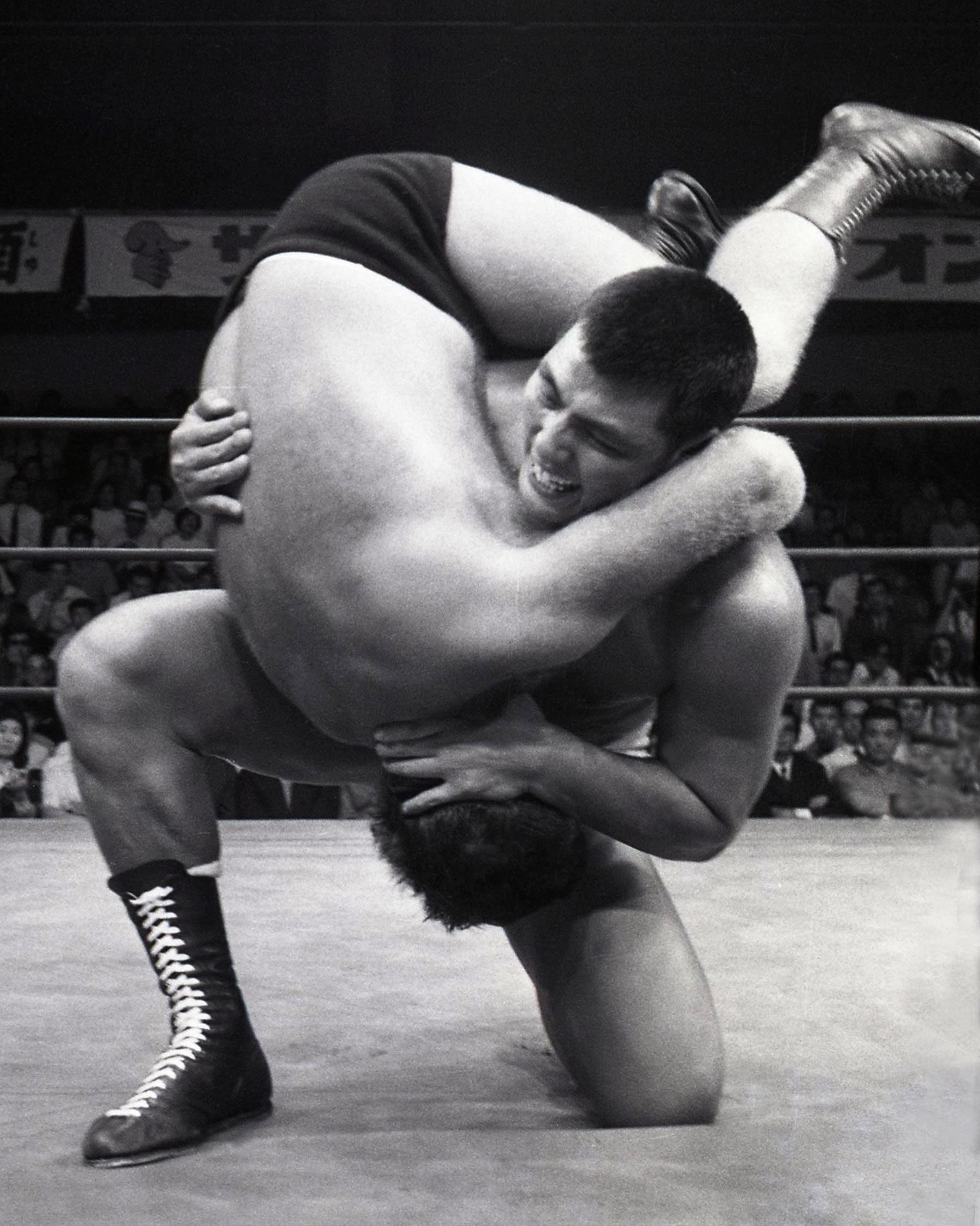 何かがおかしい…日本プロレスの猪木除名会見は緊迫した空気に包 何かがおかしい…日本プロレスの猪木除名会見は緊迫した空気に包