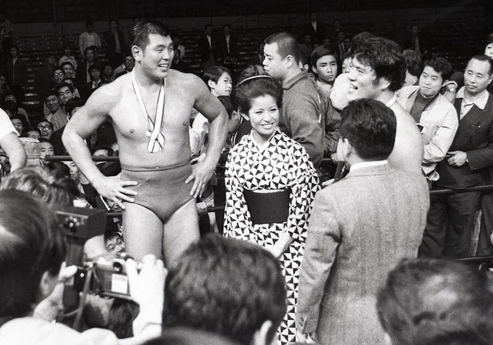 プロレス年鑑 1971年度版 東京スポーツ新聞社 力道山 馬場 猪木 坂口 何かがおかしい…日本プロレスの猪木除名会見は緊迫した空気に包まれた