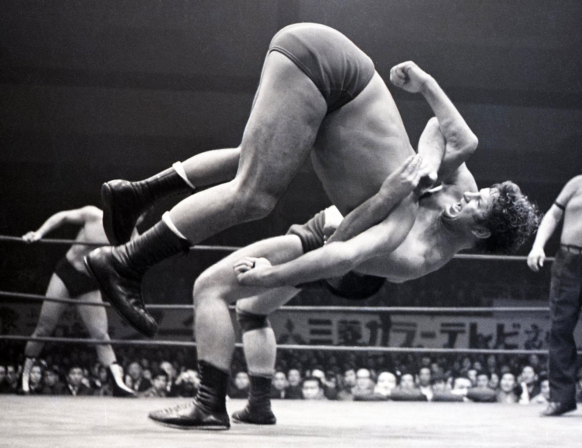 何かがおかしい…日本プロレスの猪木除名会見は緊迫した空気に包 何かがおかしい…日本プロレスの猪木除名会見は緊迫した空気に包