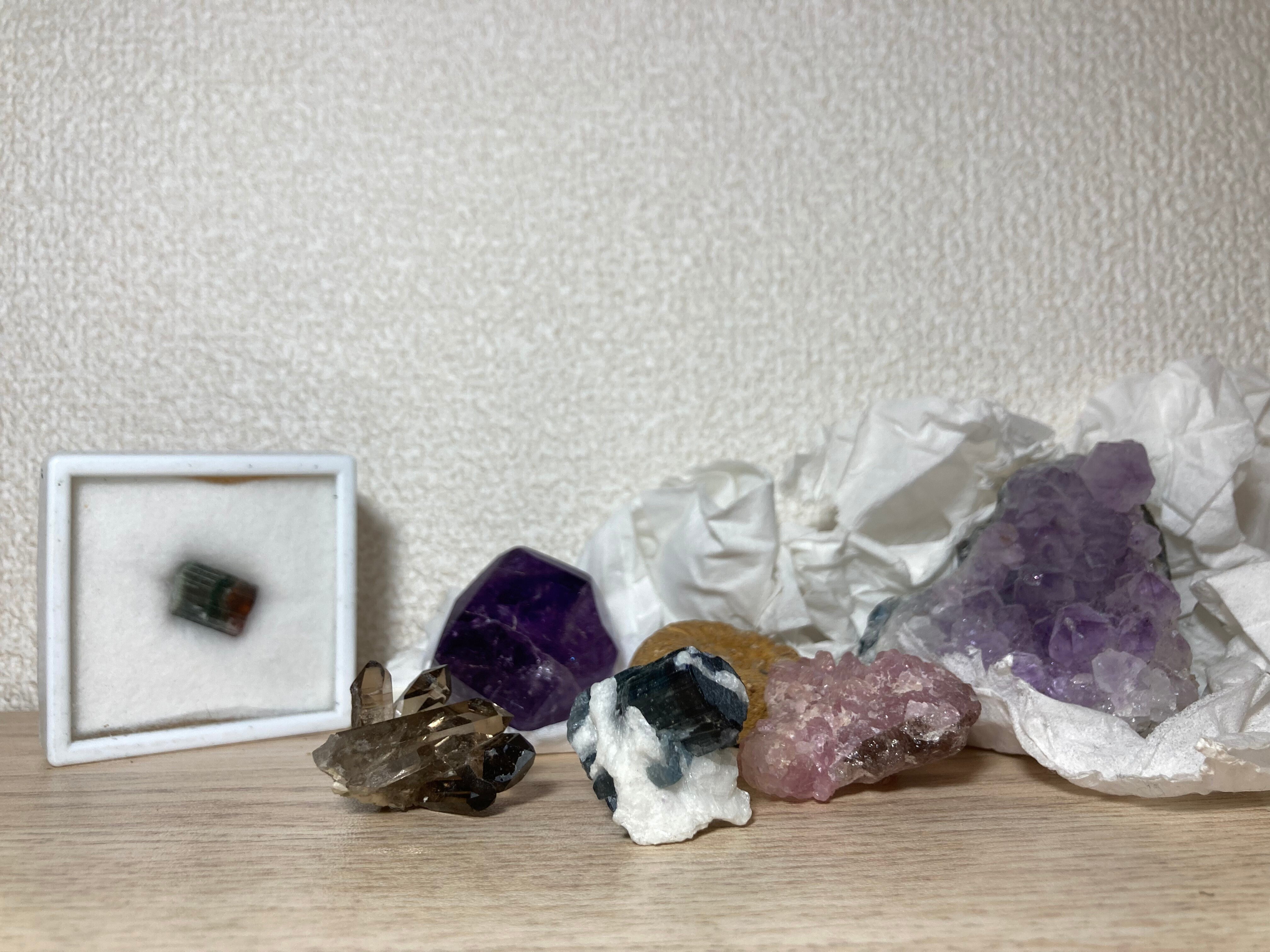 机の上に鉱物｜絹太郎