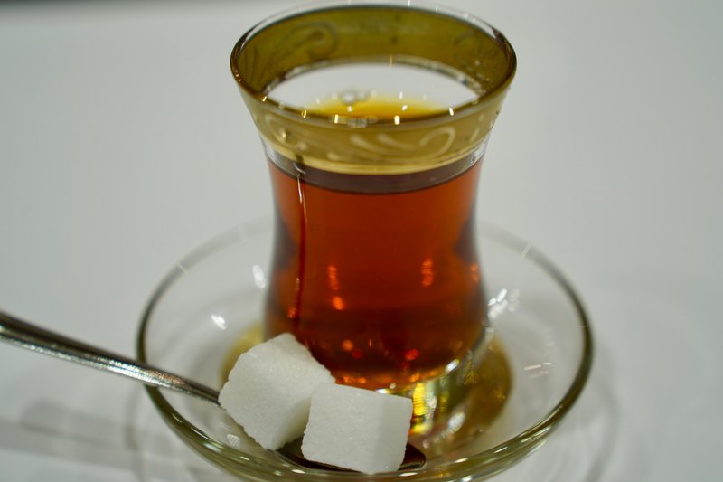 角砂糖を大量に入れるトルコのチャイ