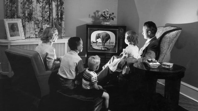 テレビを楽しむ1980年台の家族