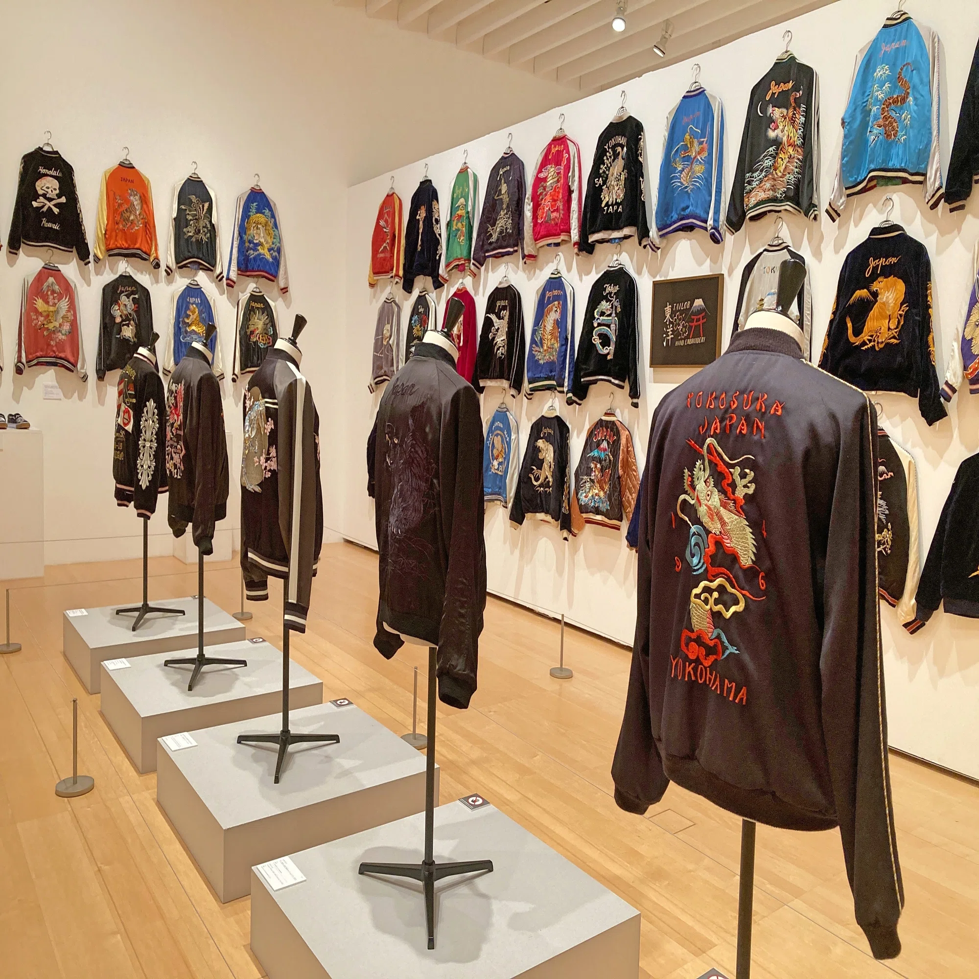 スカジャンだらけの美術館。『PRIDE OF YOKOSUKA スカジャン展 