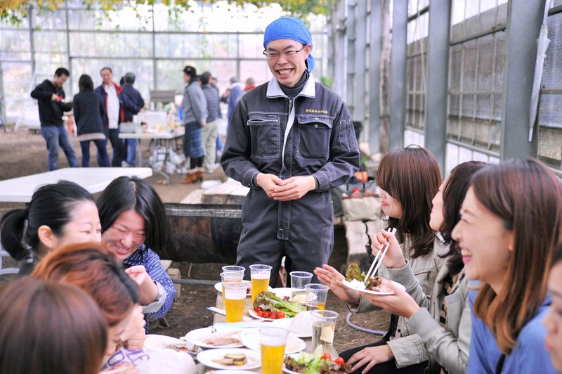 バーベキューに訪れた客と談笑する宮治勇輔さん=本人提供