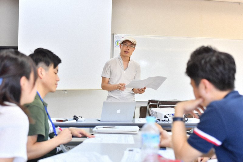 後進の家業経営者・後継者に講義する宮治勇輔さん=本人提供