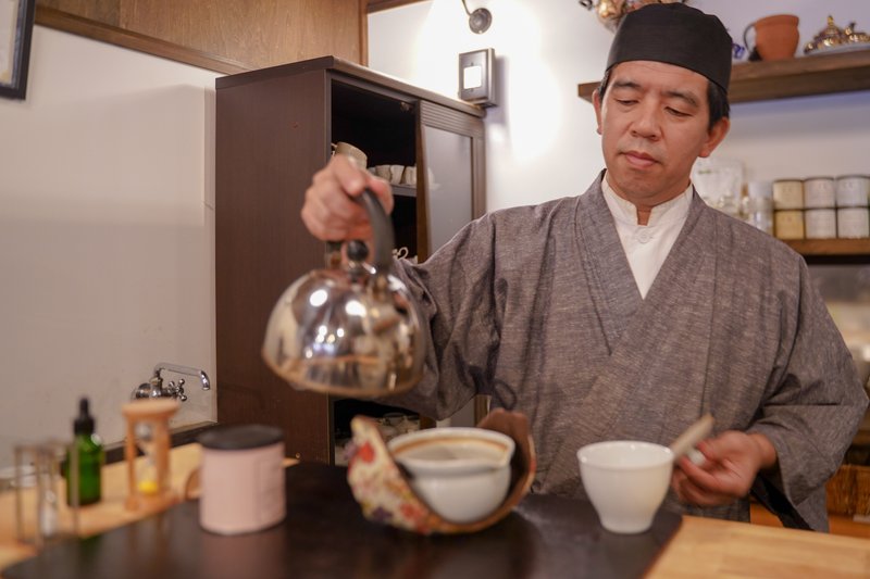 和紅茶を入れてくれる岡本さん