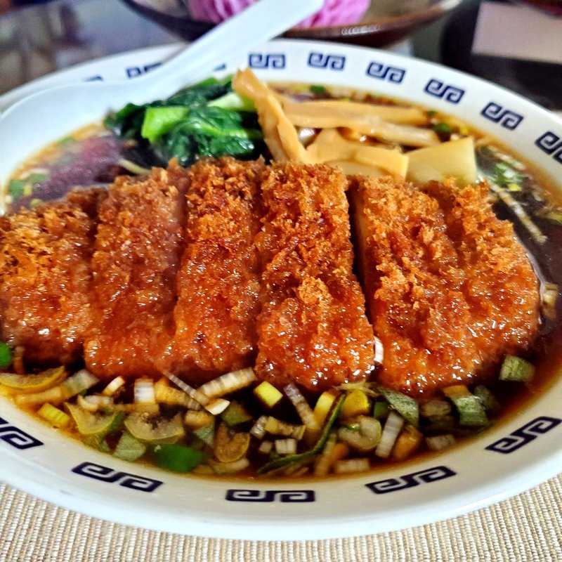 明日はクリスマス那覇市内は渋滞がみにくい家麺にしました豪勢に分厚いとんかつをトッピング