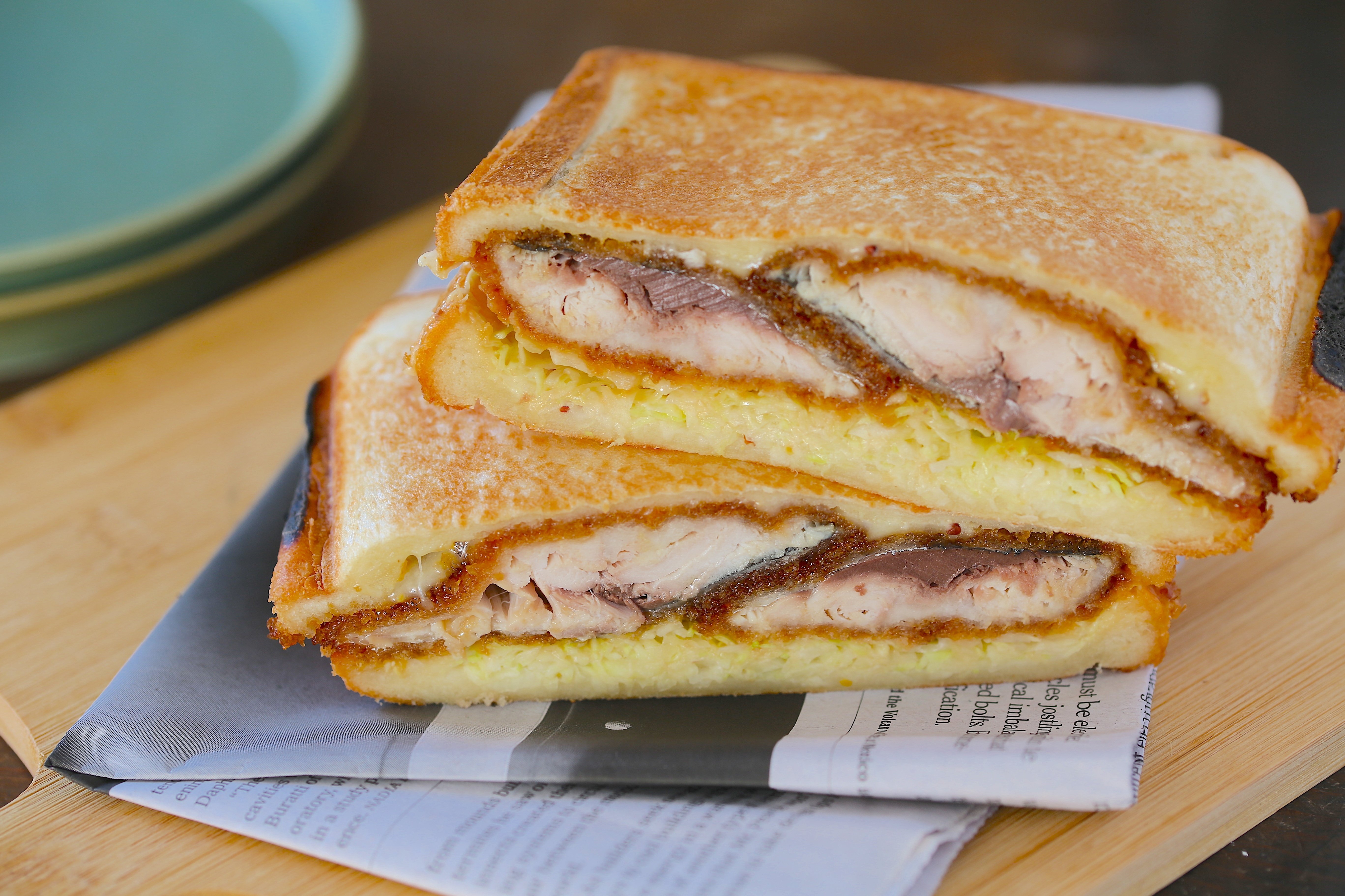 キャンプ飯にオススメ！ ソースさばカツで作るボリュームホットサンド