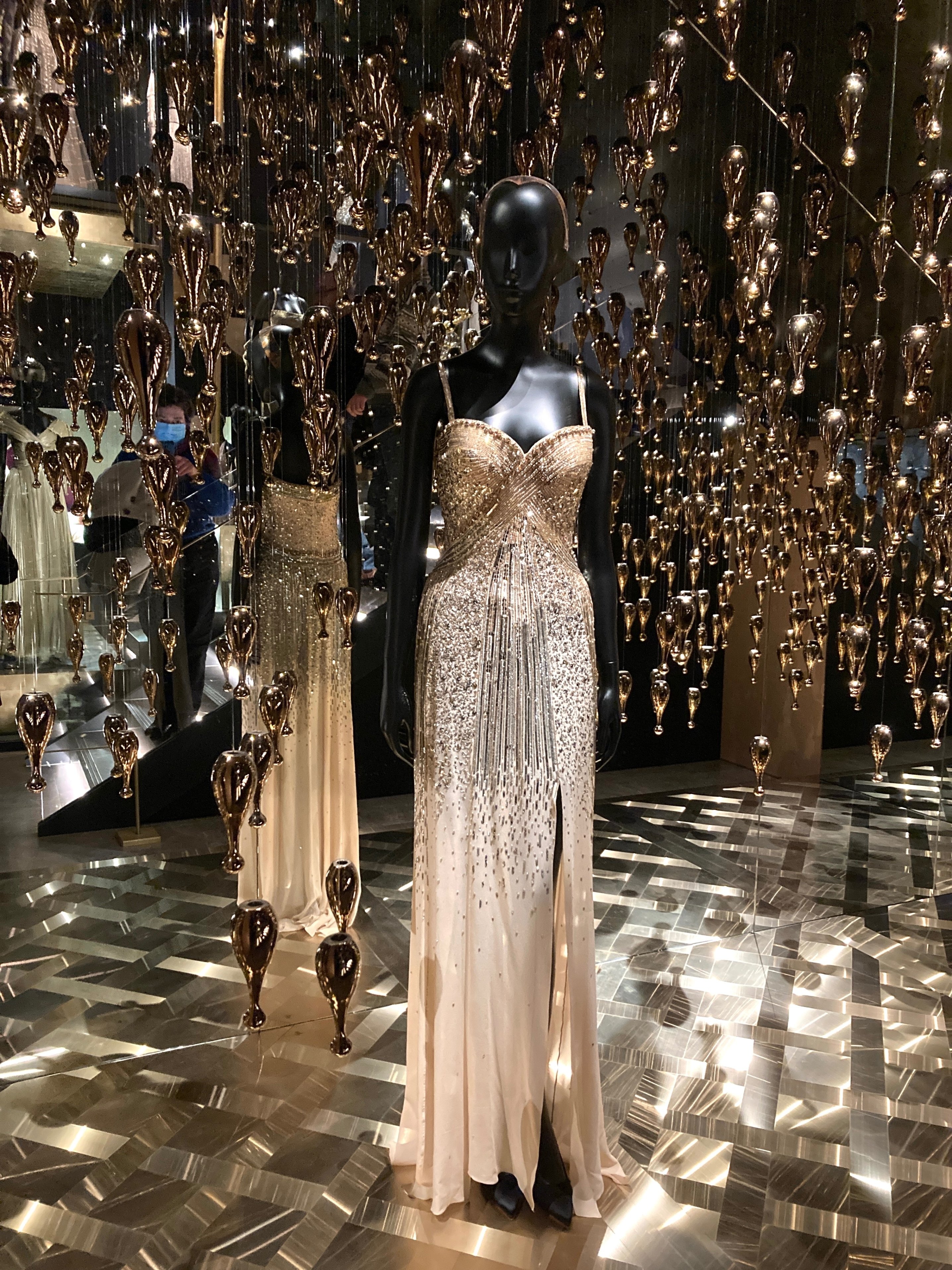 中編】ラ・ギャラリー・ディオール(La Galerie Dior):パリで 中編】ラ・ギャラリー・ディオール(La Galerie Dior):パリで