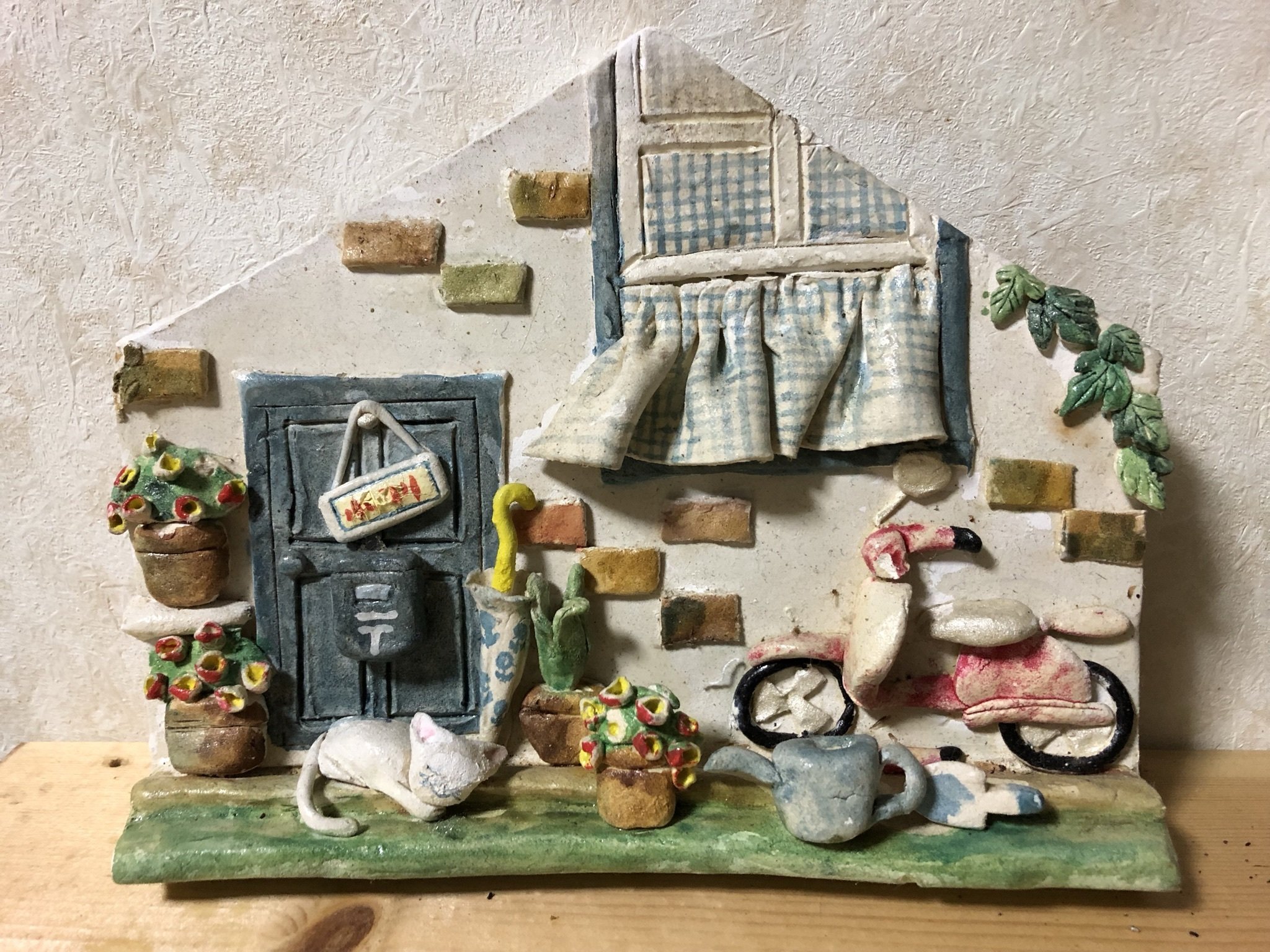 壁掛け━紙粘土と石粉粘土の練り合わせ。