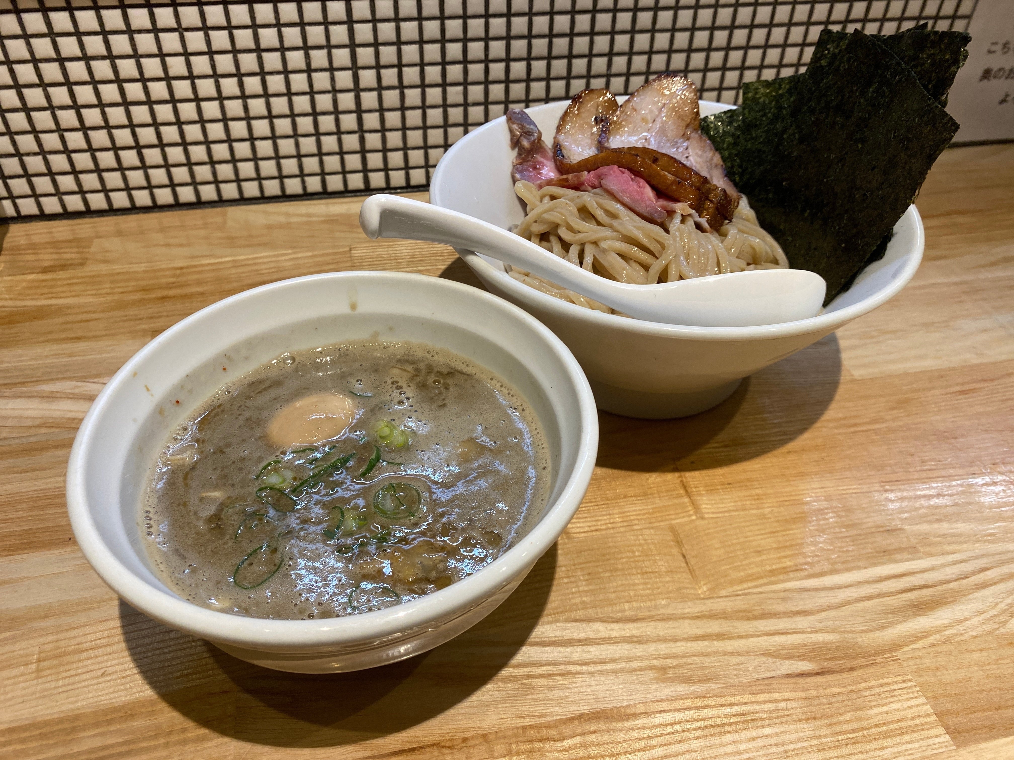 セメント色した最強の煮干しつけ麺。”らーめん改”｜皇帝・Napoptosis