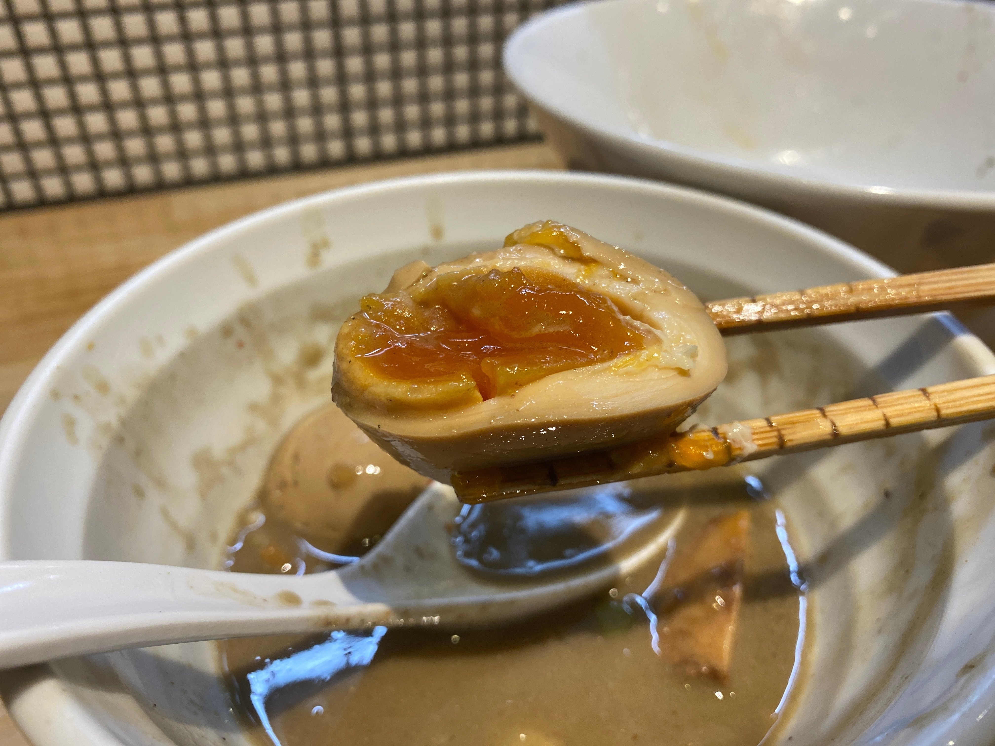 セメント色した最強の煮干しつけ麺。”らーめん改”｜皇帝・Napoptosis