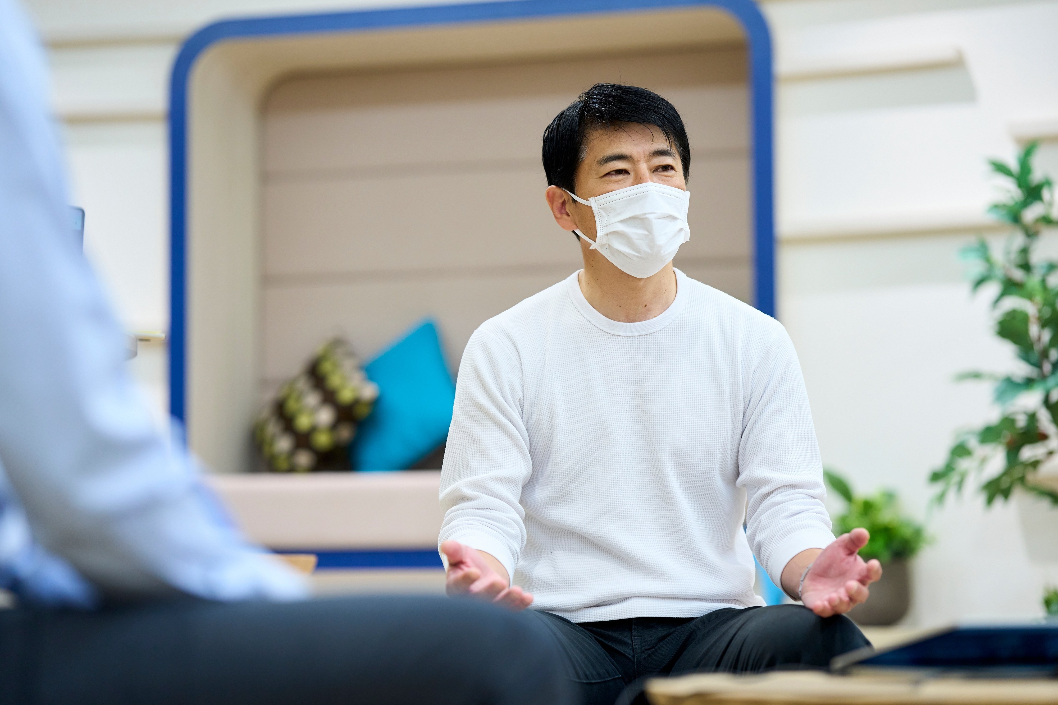 ANA 社章　商談中 中途入社の社員たちが「ANAの社風」を語り合う！座談会を開催｜ANA【公式】