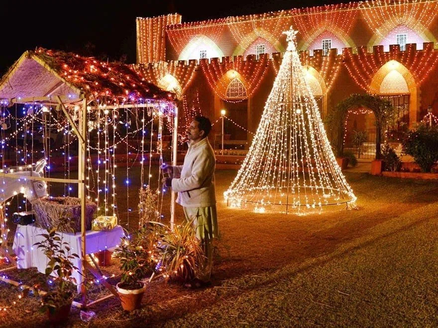 写真: クリスマスでライトアップされたパキスタンの街｜パキスタン情報
