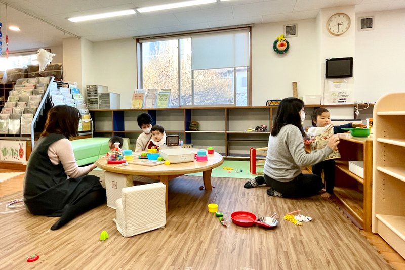 地域子育て支援拠点どろっぷで遊ぶ親子