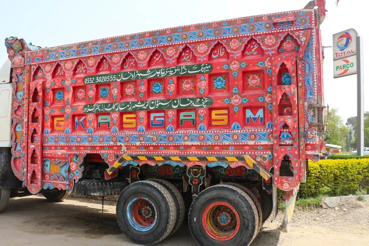 パキスタンの目がくらむような活気ある芸術作品のトラック｜パキスタン