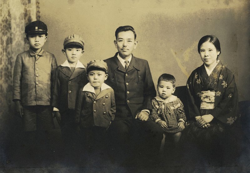 本多孝充さんの祖父、正造さん（中央）夫妻と4人の息子たち。右から2番目が四男克弘さん＝本人提供