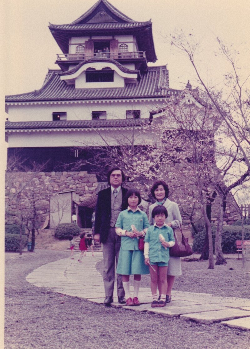 犬山城で撮影した家族写真。手前右が本多孝充さん＝本人提供