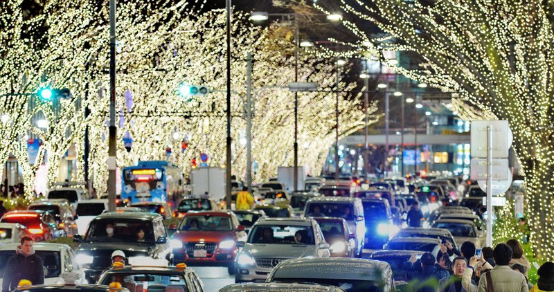 表参道のイルミネーション=東京都渋谷区で2013年12月、西本勝撮影