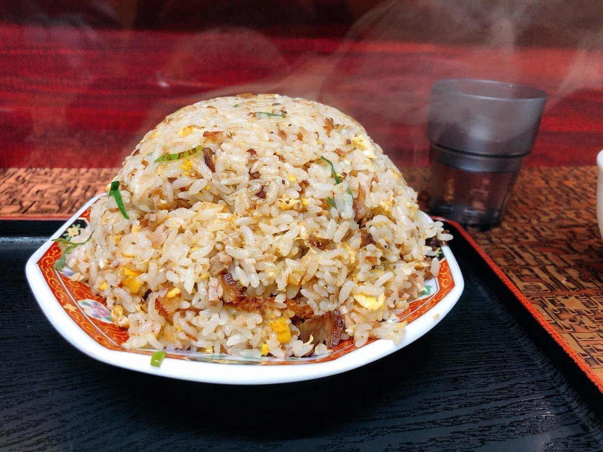 A set with an unbelievably large portion of exquisite fried rice! 