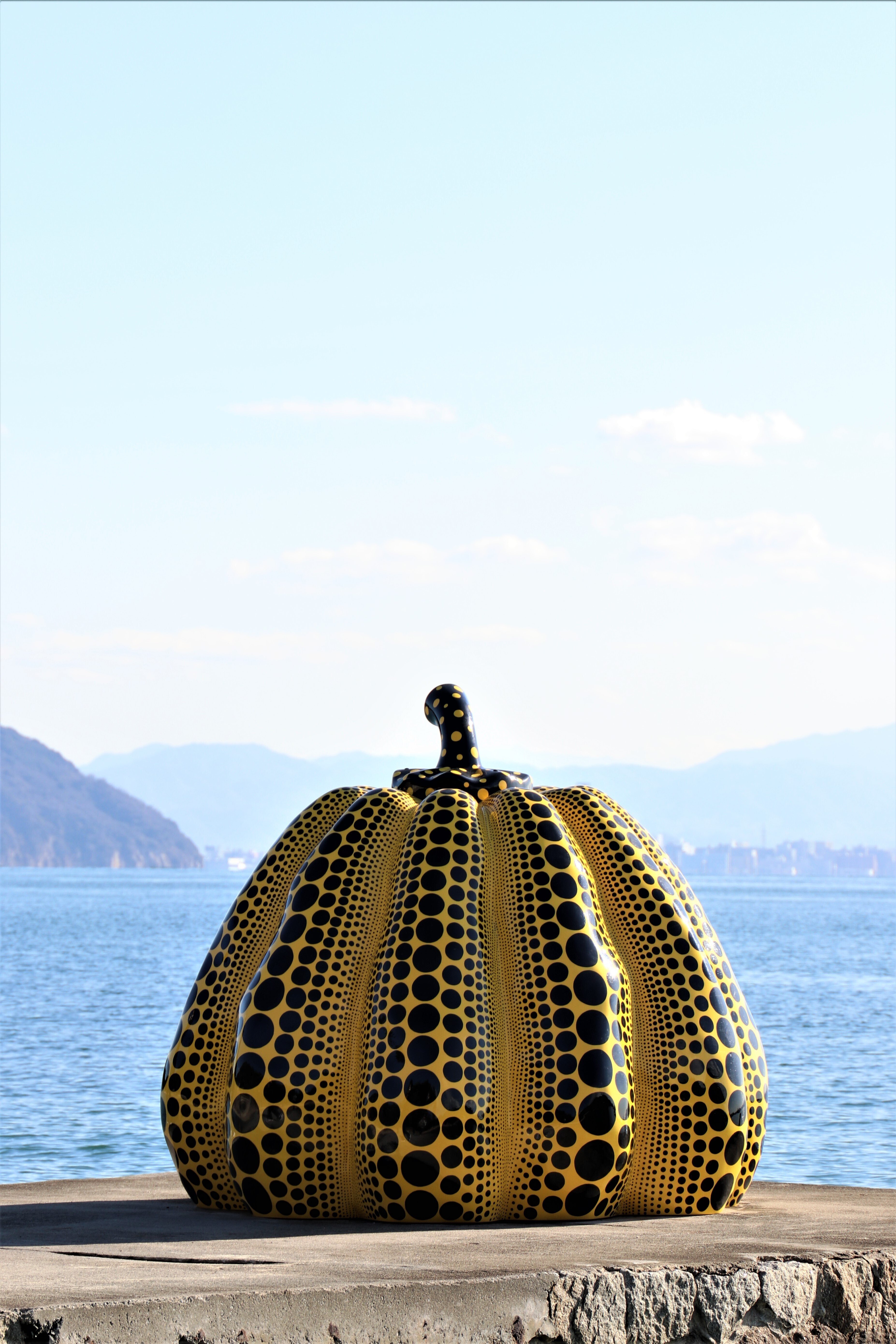 冬の直島②:避難→復帰,草間彌生の黄かぼちゃ｜Abbey -旅するように