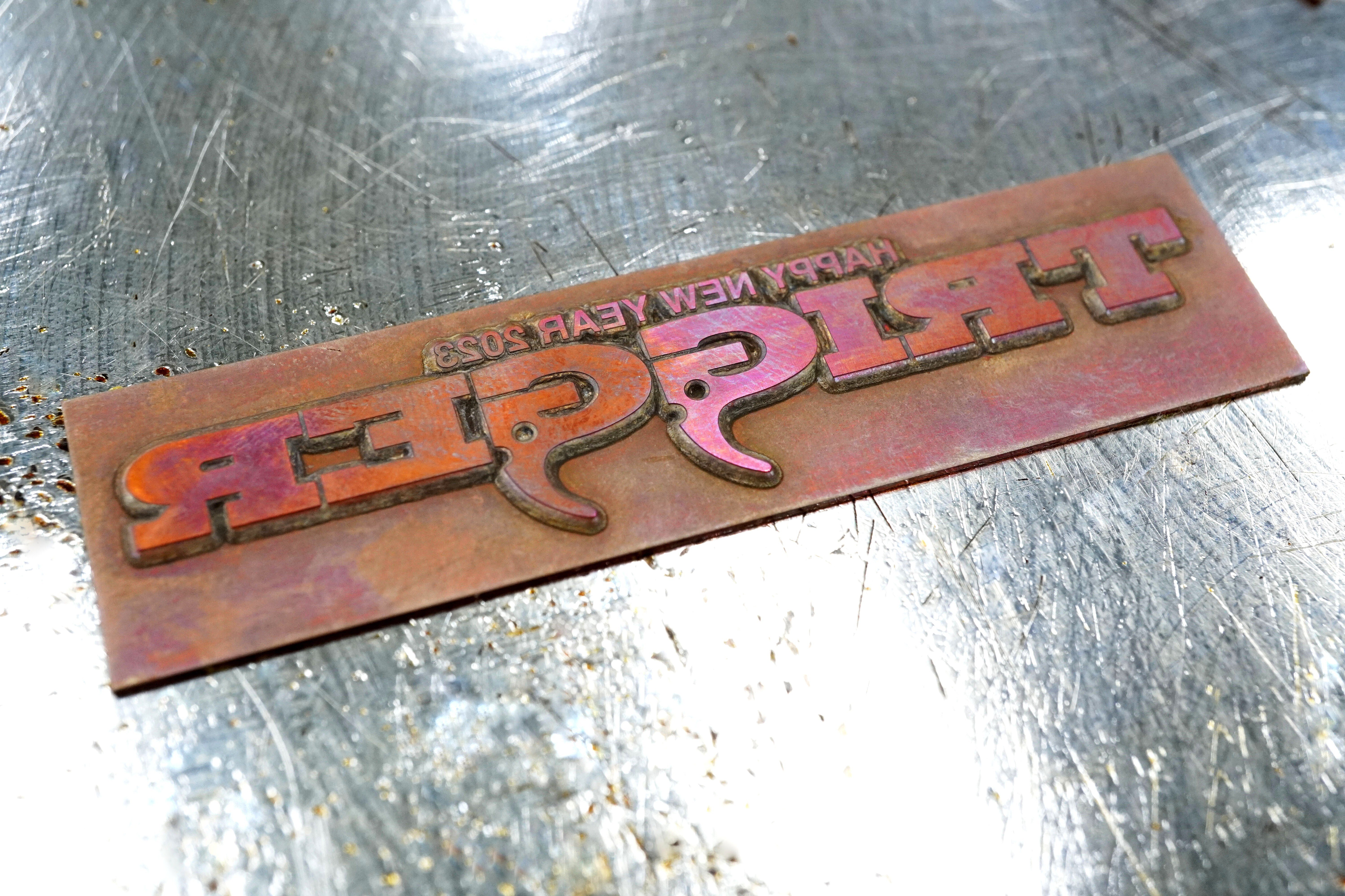 株式会社トリガー 2023年 年賀状 箔押し加工の裏側」｜コスモテック