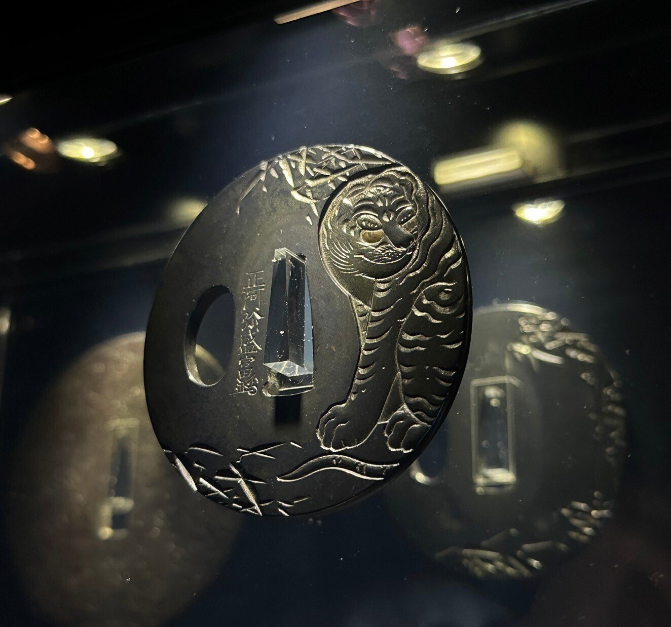 寅年最後に刀装具沼に引き込んだ虎鐔を眺めて寝る｜刀箱師の日本刀