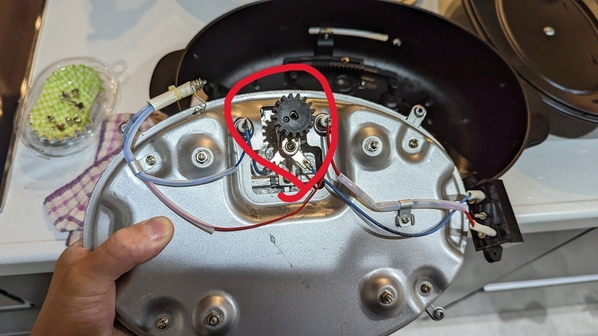 ホットプレートが故障したため修理を試みたがスキル・道具不足で