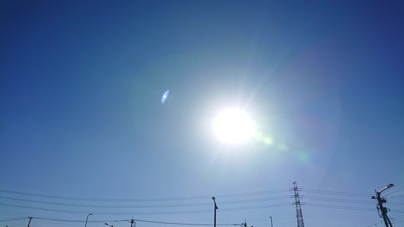 今日の2023年1月1日(日)の空。雲もないとってもきれいな青空でした。