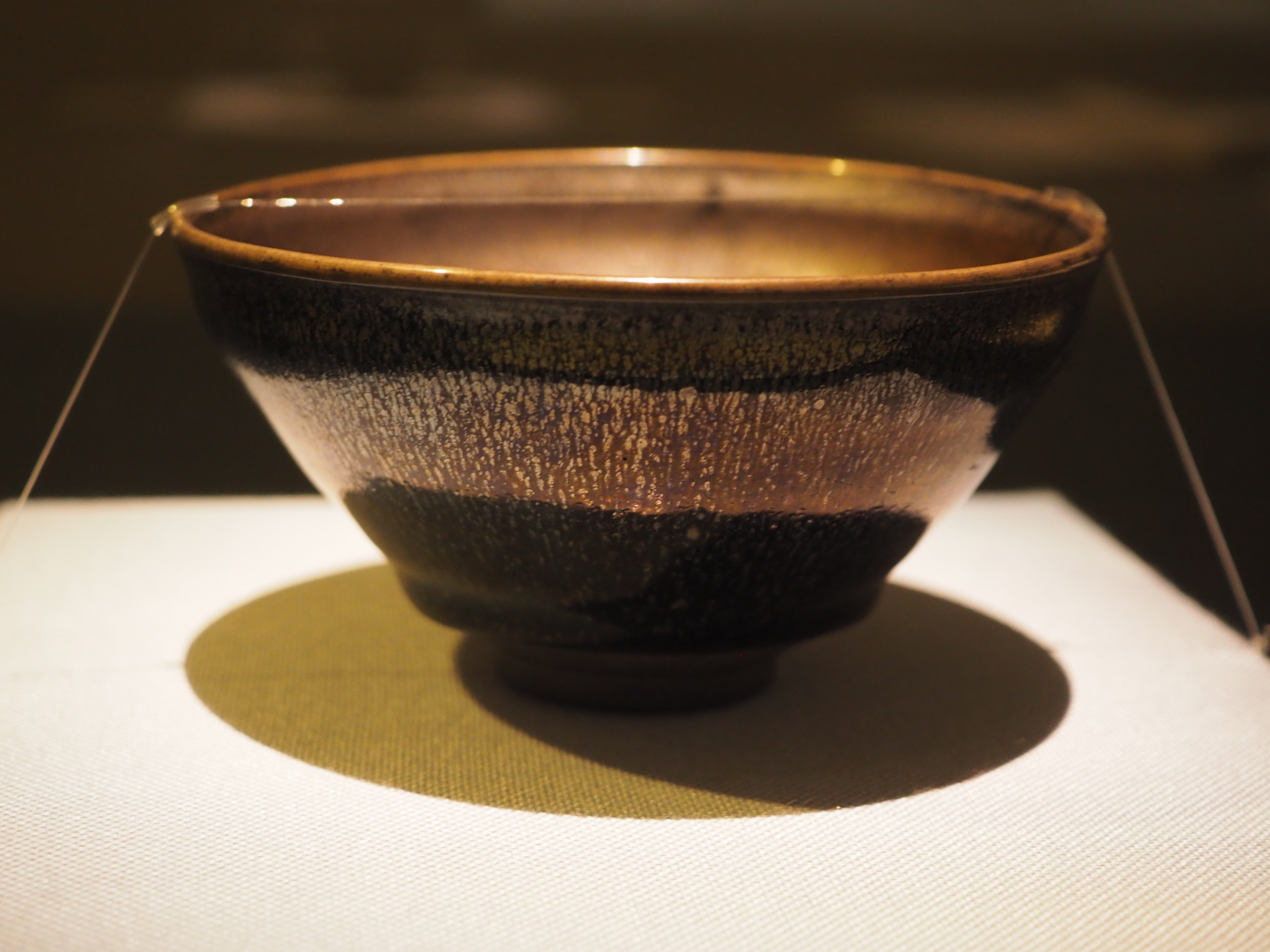 究極の美蔵からかなり美しい朱色の斑点が浮かび上がる見事な黒茶碗が出