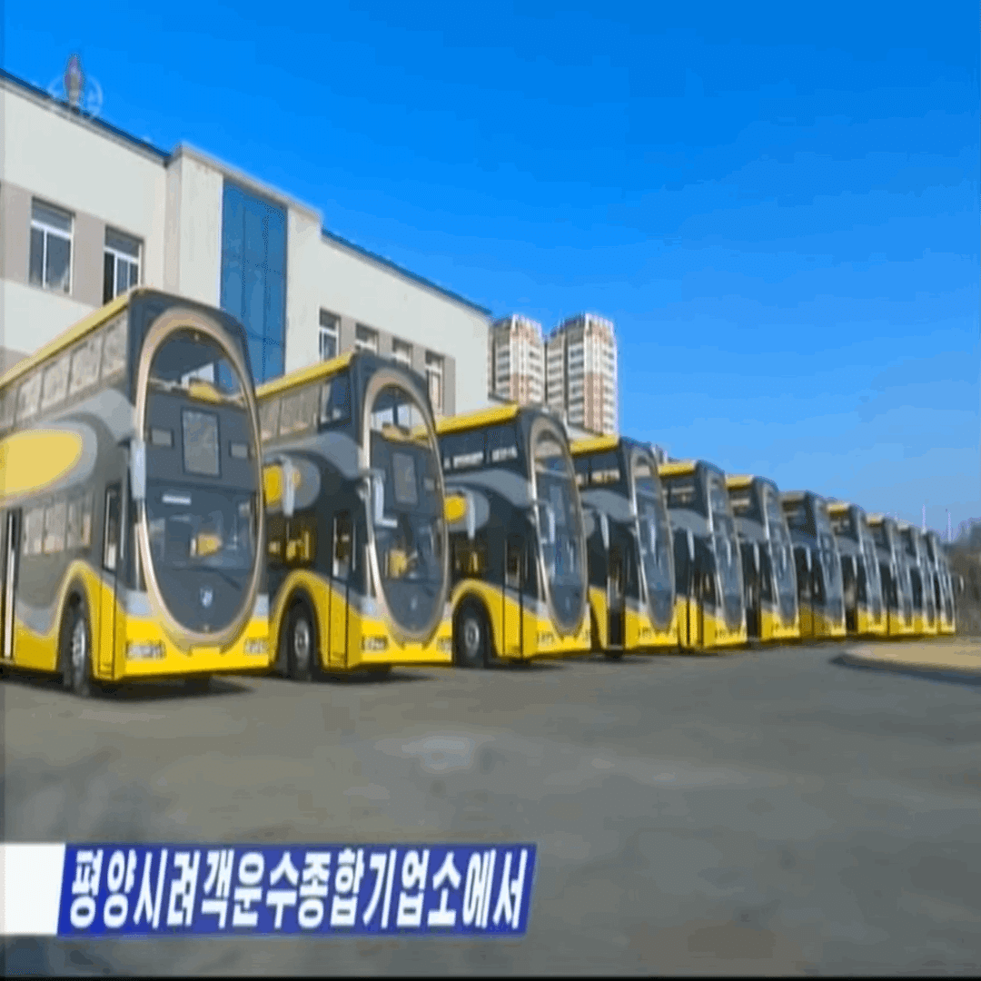 平壌に新たに導入された新型ダブルデッカーバス「平壌-816」｜DPRK CARS