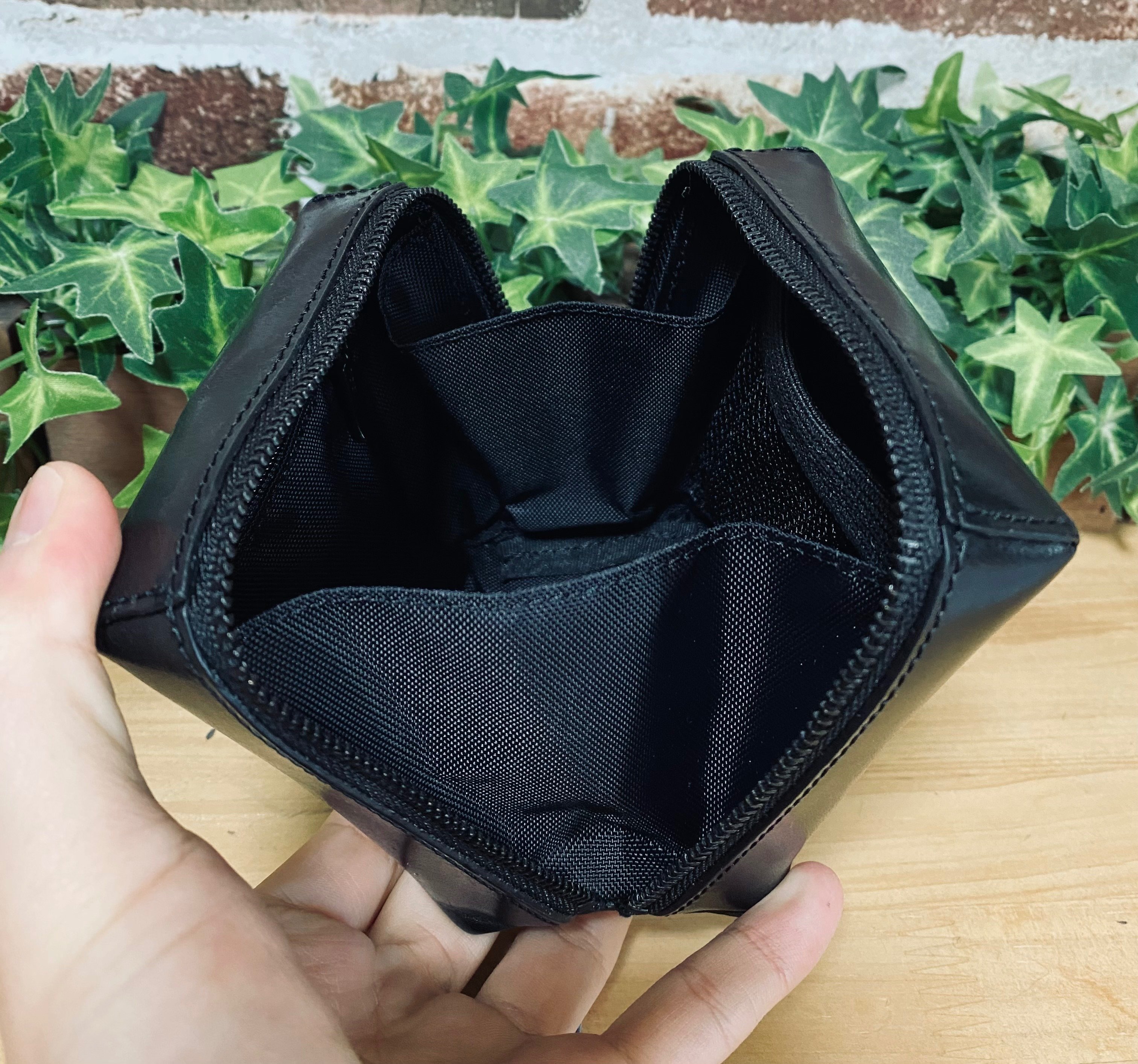 アイコニックな魅力を放つ【国内買付発送】ナッパレザー ポーチ 買ってよかったブラックレザーアイテム〜ポーチ編〜|センタメ