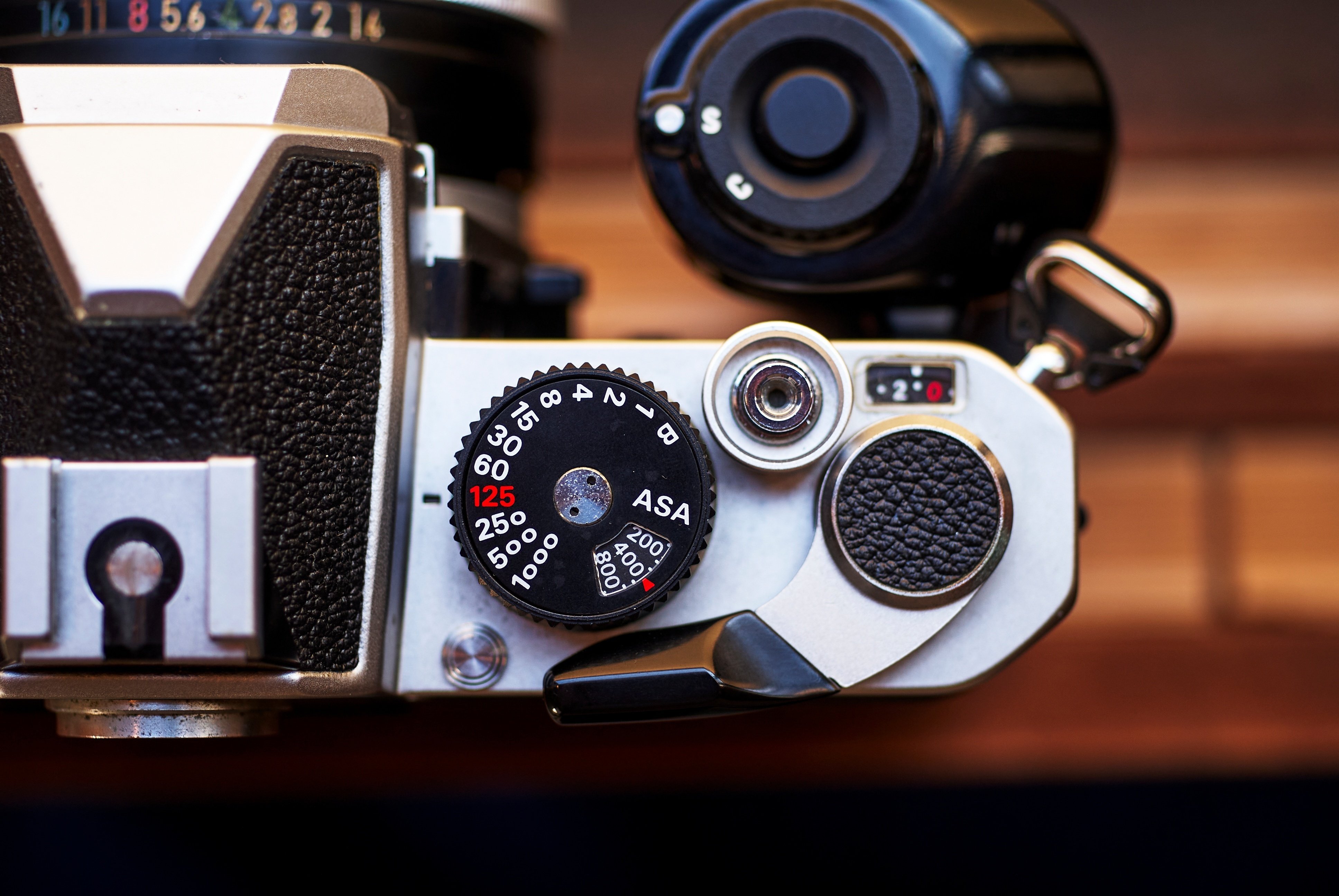 Nikon FM Nikon MD-12 機械式の魅力と醍醐味|Sven. Nikon FM Nikon MD-12 機械式の魅力と醍醐味|Sven.