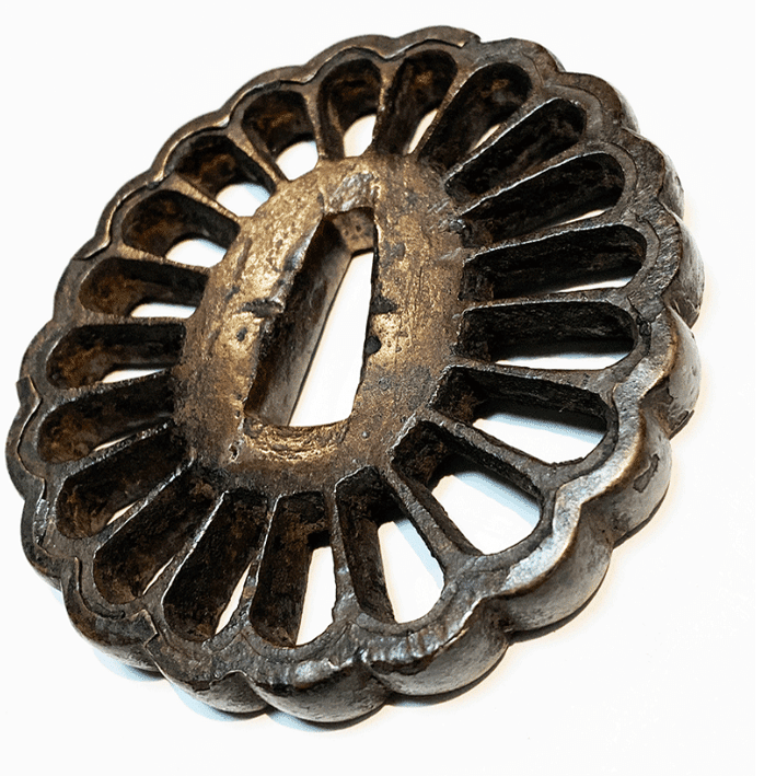 この菊花透の鉄鐔はいつ頃のものなのか考察｜刀箱師の日本刀ブログ