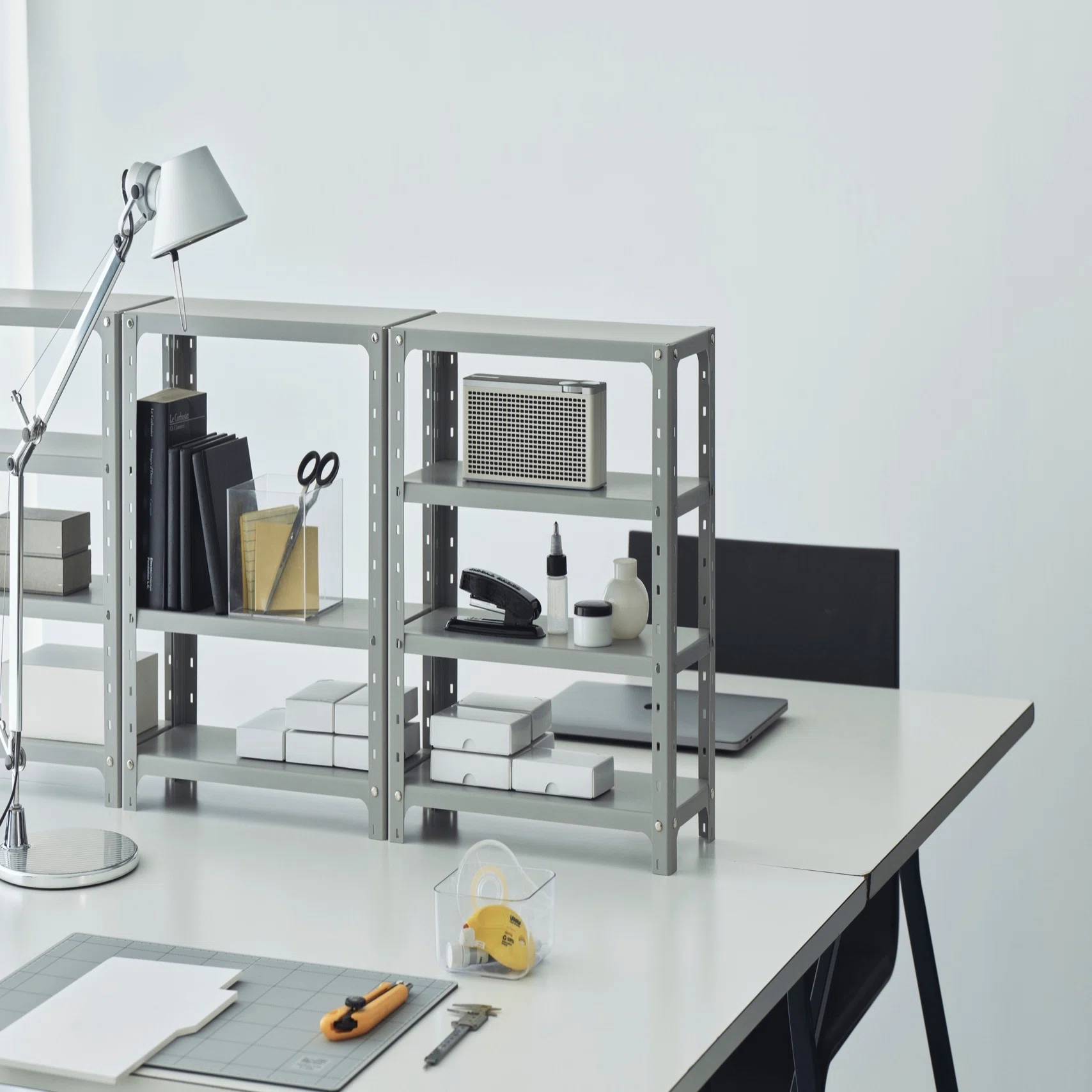 業務用のスチール棚」が好きなあなたへ。 PAPER RACKを部屋に置くと 