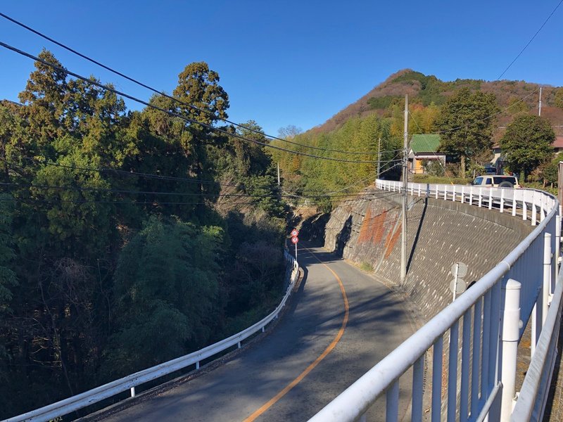 山と歴史の連なる道　三増峠の戦い　中津川への下り坂