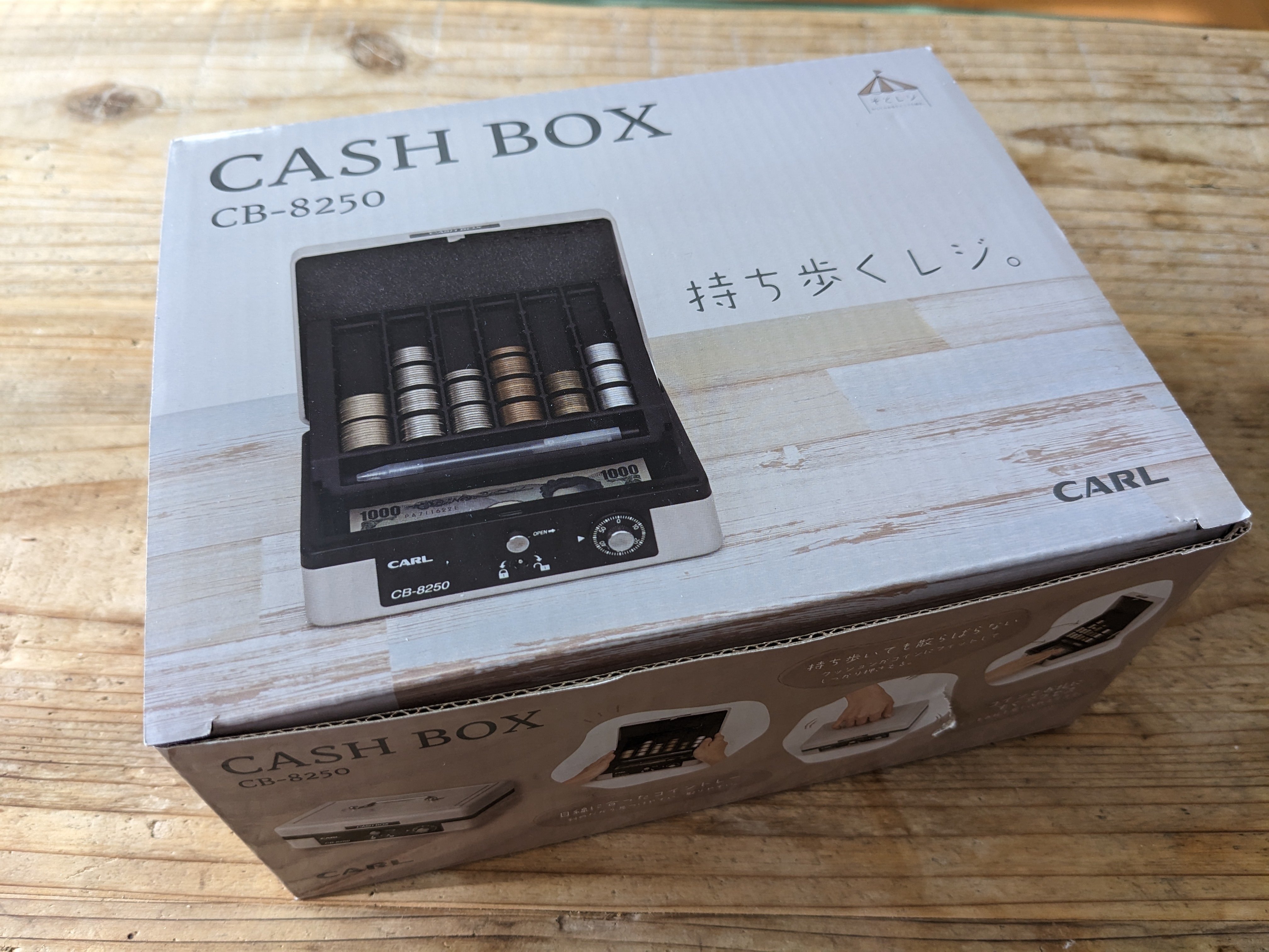 金庫】カール事務器さんのA6サイズでコンパクトな「CASH BOX」を 金庫】カール事務器さんのA6サイズでコンパクトな「CASH BOX」を