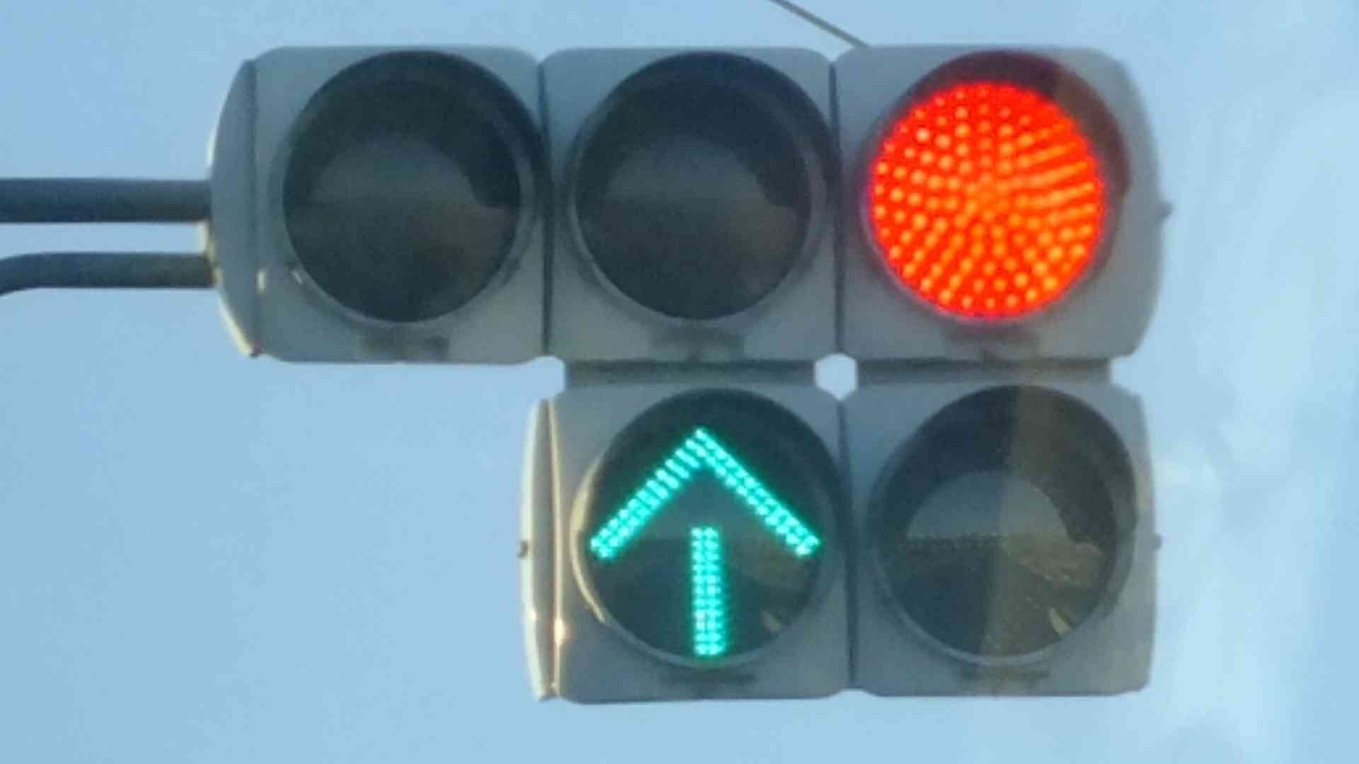 信号電材薄型面拡散ユニット・京三VSD矢印灯、京三PSM歩灯がある交差点