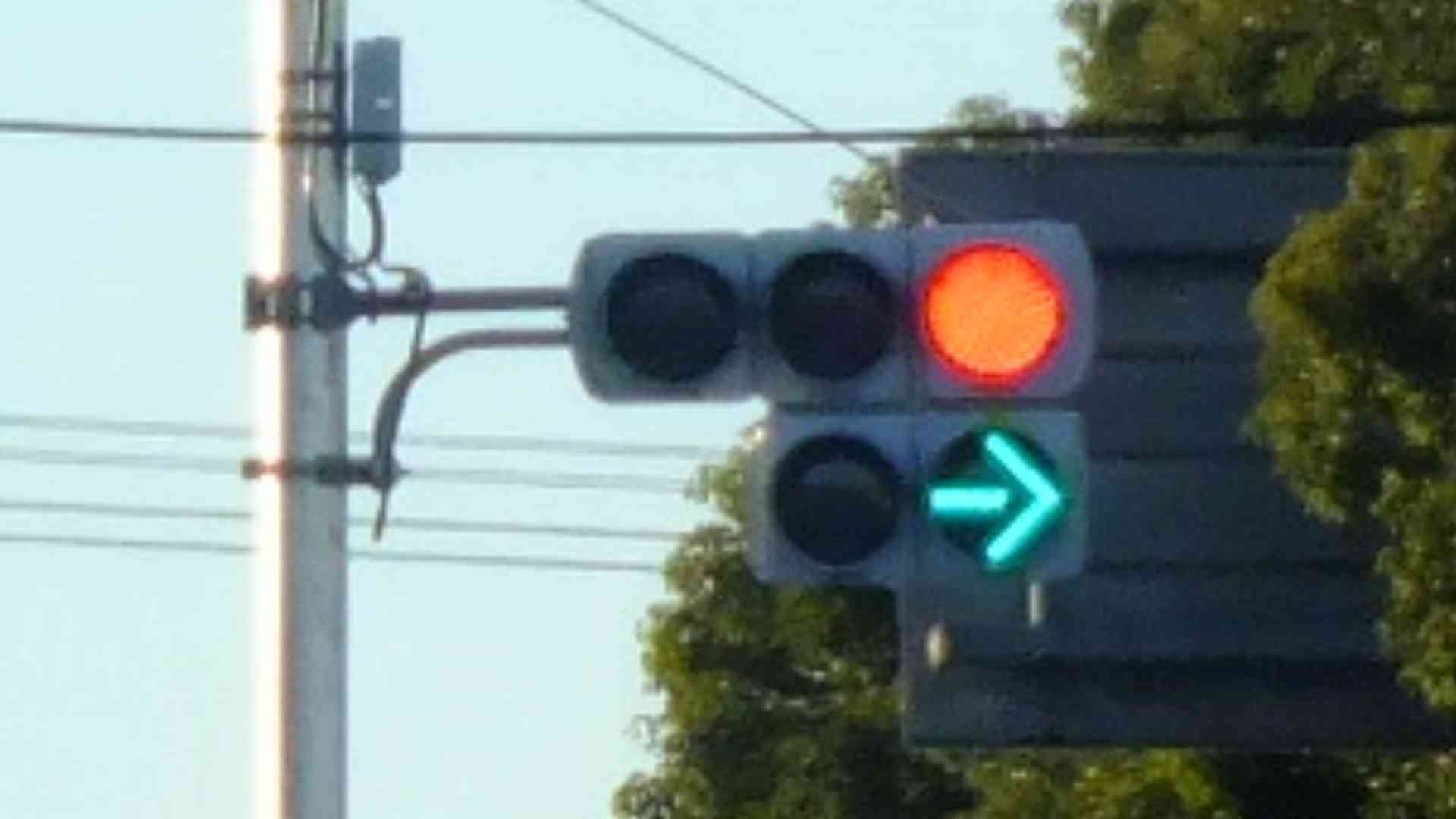 信号電材薄型面拡散ユニット・京三VSD矢印灯、京三PSM歩灯がある交差点