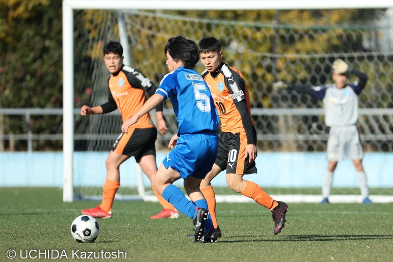 FID静岡県選抜（オレンジ）と大会運営をサポートした清水東高校サッカー部（青）との交流戦　清水東高校は前半はAチーム、後半はBチームが出場
