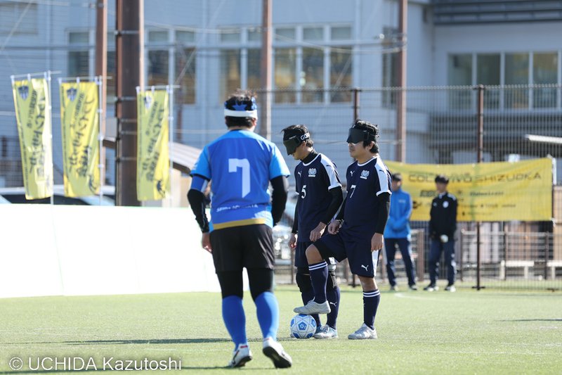「FC コレチーボ静岡」（黄色のユニフォーム）が「たまハッサーズ」（紺色のユニフォーム）・「スフィーダ世田谷FC」（水色のユニフォーム）を迎えて交流試合を行った。