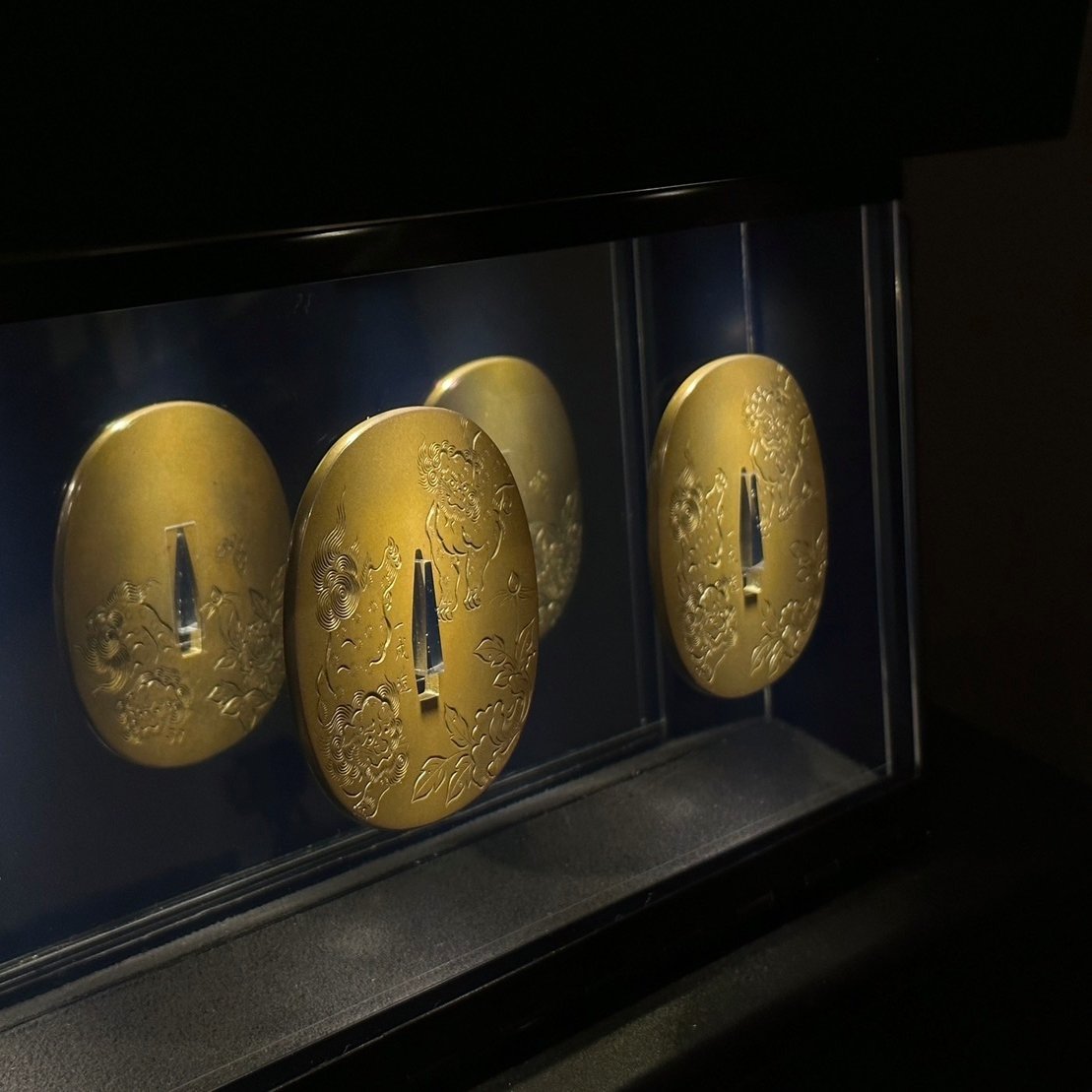 鐔展示ケースの3枚飾る仕様について｜刀箱師の日本刀ブログ 中村圭佑