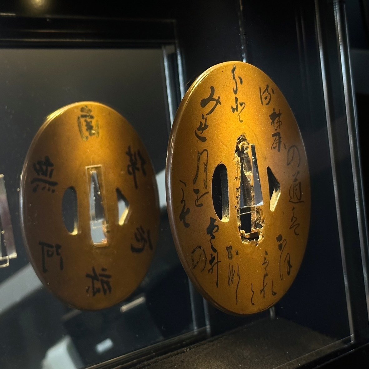 鐔展示ケースの3枚飾る仕様について｜刀箱師の日本刀ブログ 中村圭佑