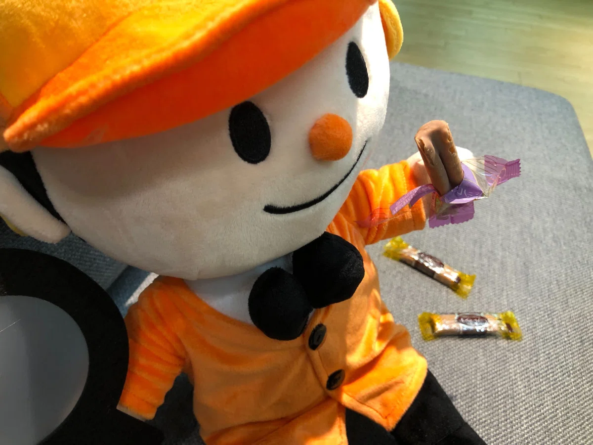 お菓子にまみれたホームズくんの画像