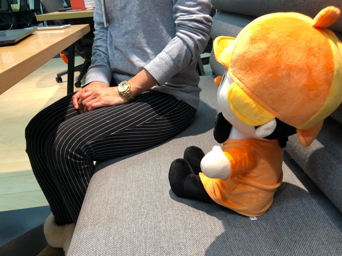 ホームズくんと情報審査の人が話している画像